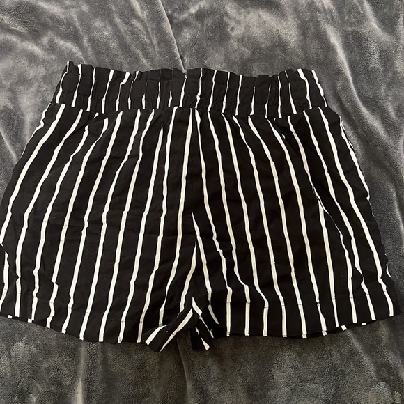 Ambiance Apparel Women’s Black & White Striped Shorts Size Large - Picture 4 of 6